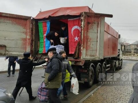 Qaxda yığılan yardımla dolu ilk TIR Türkiyəyə yola düşüb