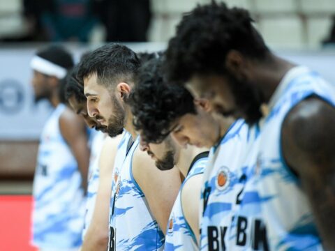 XVII turun açılış oyunu sükutla başlayıb