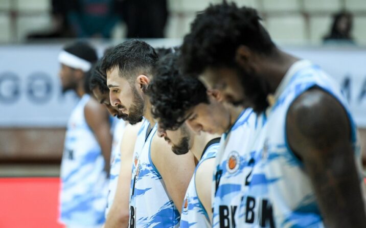 XVII turun açılış oyunu sükutla başlayıb