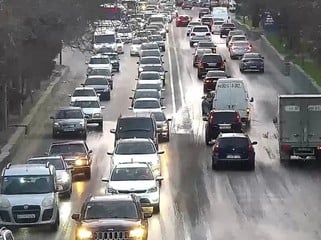 Paytaxtda 128 marsrut avtobusu tıxacda qalıb