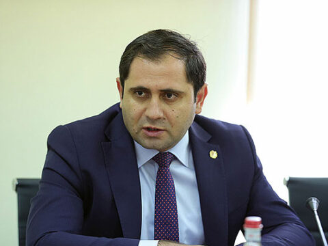 Suren Papikyan müşavirini işdən çıxardı