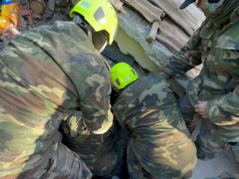 Xilasedicilərimiz 2 bacını 128 saat sonra dağıntılar altından sağ çıxardı