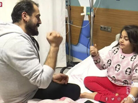 Dağıntılar altında oyun oynayaraq xilas edilməklərini gözlədilər – Video