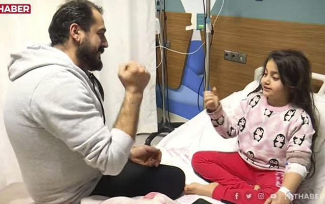 Dağıntılar altında oyun oynayaraq xilas edilməklərini gözlədilər – Video