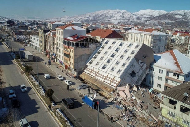 Adıyamanda zəlzələ zamanı bina 60 dərəcə əyilib: