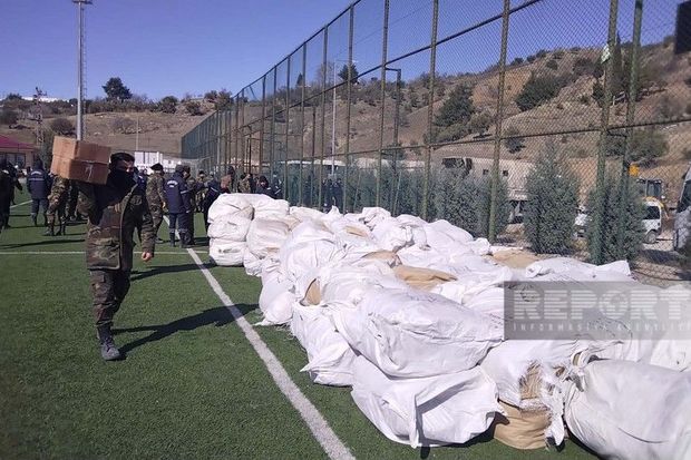 FHN Kahramanmaraşda sakinlərə humanitar yardım paylayır, çadırlar qurur