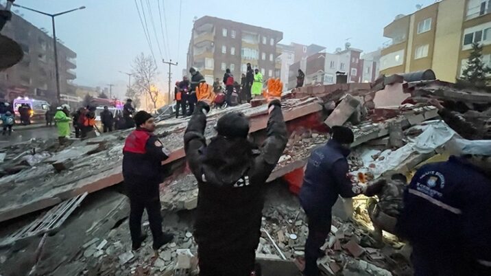 Rusiya zəlzələ bölgəsinə yardım aparmağa mane olur