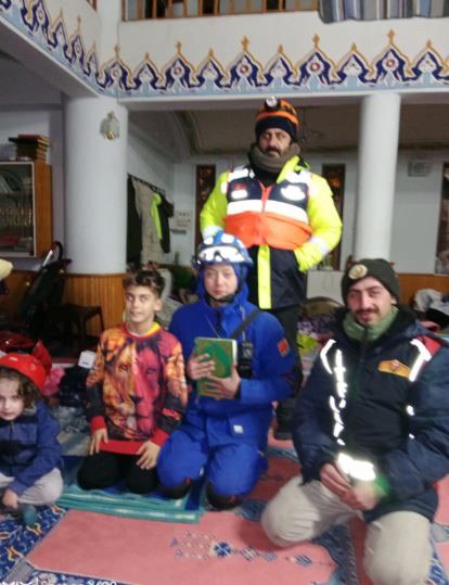 Çinli xilasedici dağıntılardan Quran tapdı, dinini dəyişdi
