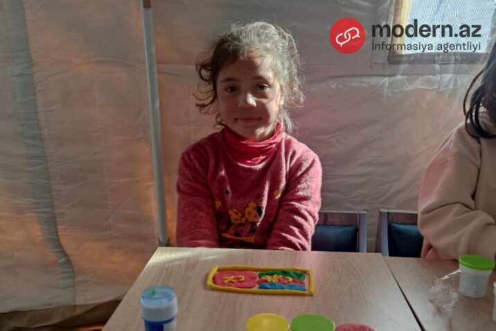 Çadırda qalan azyaşlı plastilindən Azərbaycan və Türkiyə bayraqları düzəltdi