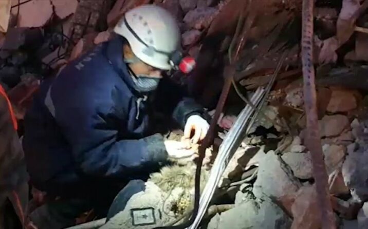 Azərbaycan xilasediciləri Hatayda dağıntılar altından tapılan qızıl və zinət əşyalarını yerli polisə təhvil verib