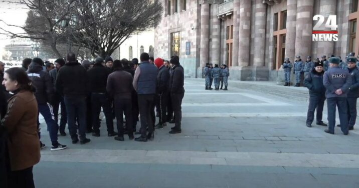Ermənistanda yanğında ölən hərbçilərin ailələri aksiya keçirdi