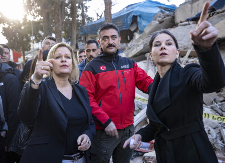 Almaniyalı nazirlər zəlzələ bölgəsində – FOTO