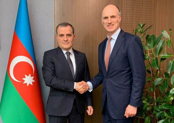 Ceyhun Bayramov britaniyalı nazirlə görüşdü