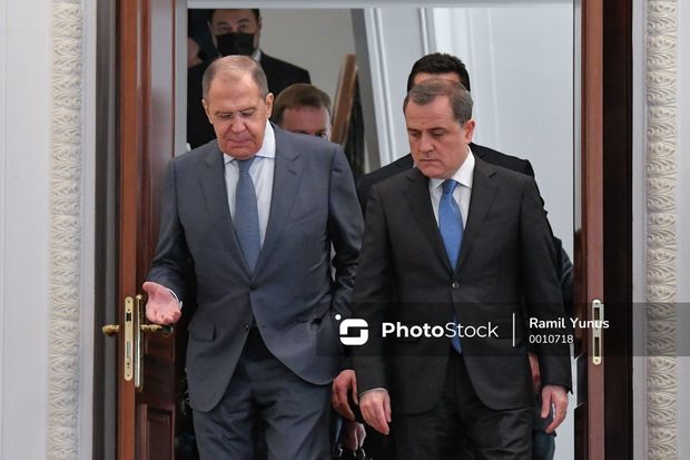 Ceyhun Bayramov və Sergey Lavrov mətbuat konfransı keçirirlər