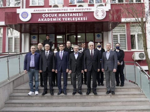 Millət vəkilləri Türkiyədə zəlzələ zamanı yaralanmış uşaqlara baş çəkiblər