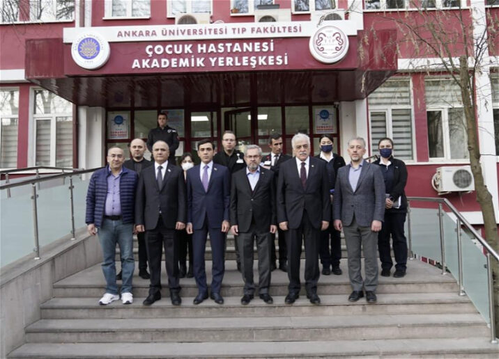 Millət vəkilləri Türkiyədə zəlzələ zamanı yaralanmış uşaqlara baş çəkiblər