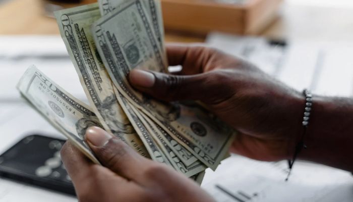 Dünya bazarında dollar qıtlığı yaşanır