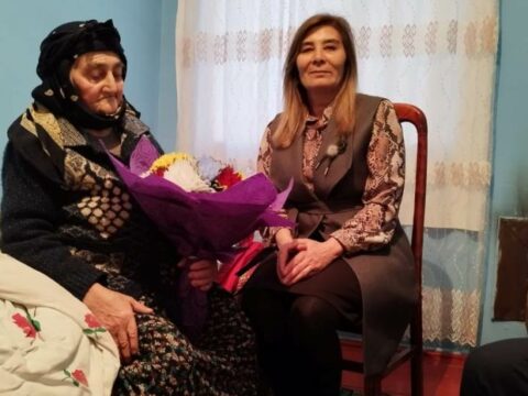10 övlad, 40 nəvə, 75 nəticə, 13 kötükcə – 99 yaşlı nənəyə 8 mart hədiyyəsi verildi  