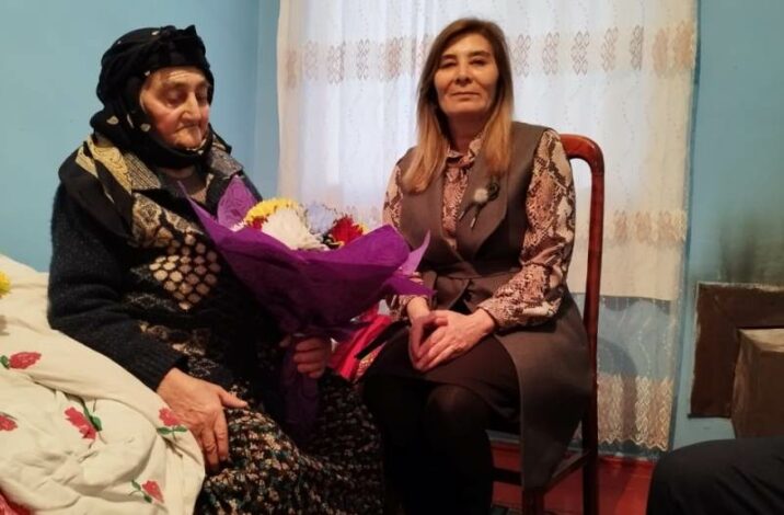 10 övlad, 40 nəvə, 75 nəticə, 13 kötükcə – 99 yaşlı nənəyə 8 mart hədiyyəsi verildi  