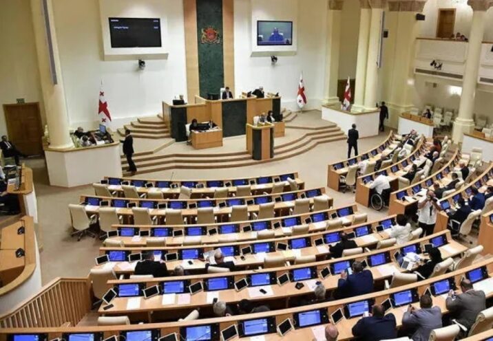 Gürcüstanda qalmaqallı qanun qəbul edildi