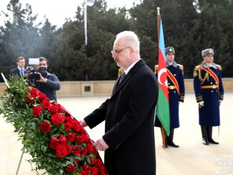 Latviya Prezidenti Şəhidlər xiyabanında – FOTO