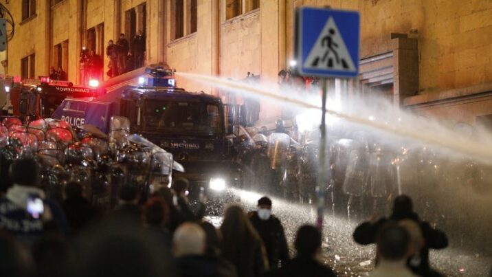 Gürcüstanda hökumət qüvvələrinin ciddi müqavimətinə rəğmən etirazlar davam edir…