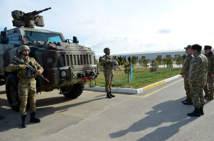 NATO generalı hərbi hissəsini ziyarət etdi