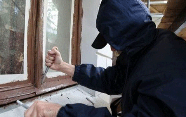 Yeniyetmə məktəbin notbuklarını oğurladı