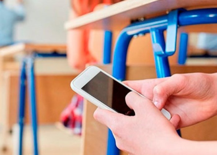 İmtahanda 7 telefon aşkarlandı, 2 nəfəri polis saxladı