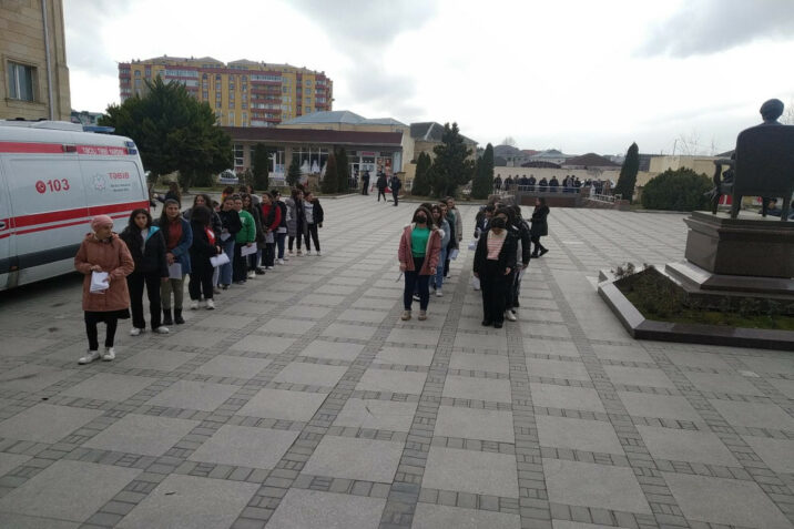İmtahan keçirilən binaların birinin arxa pəncərəsindən 2 nəfər kənar şəxs daxil olmağa cəhd edib