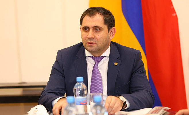 Ermənistanın müdafiə naziri bahalı mənzilindən danışdı