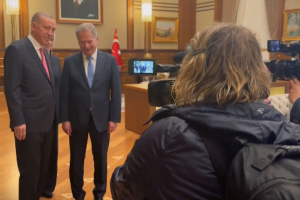 Ərdoğan yağışda islanan finlandiyalı jurnalistə ayaqqabı hədiyyə etdi