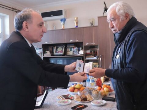 Kamran Əliyev İlyas İsmayılova medal təqdim etdi