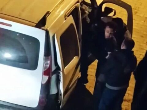 Sərxoş sürücü onu saxlayan polisləri rinqə dəvət etdi
