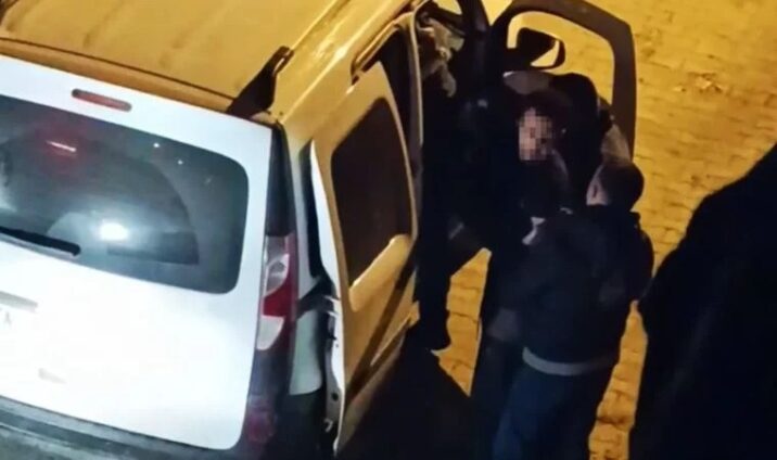 Sərxoş sürücü onu saxlayan polisləri rinqə dəvət etdi