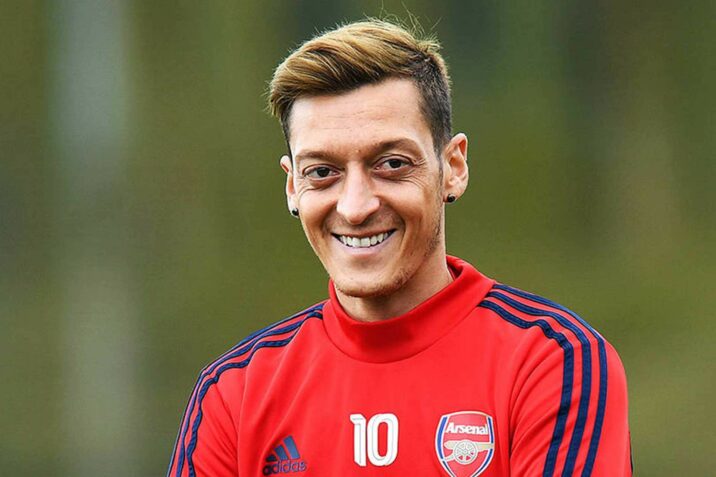 Mesut Özil karyerasını başa vurdu