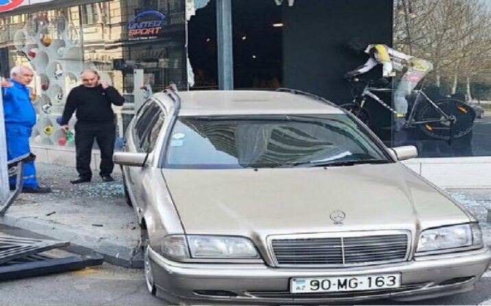 Bakıda “Mercedes” ticarət mərkəzinə girdi – FOTO