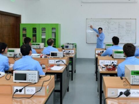 3 peşə məktəbi publik hüquqi şəxsə çevrildi