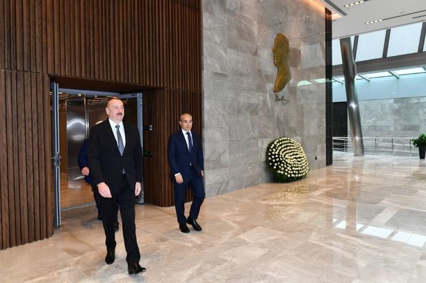 İlham Əliyev Əmlak Məsələləri Dövlət Xidmətinin yeni inzibati binasının açılışında iştirak edib