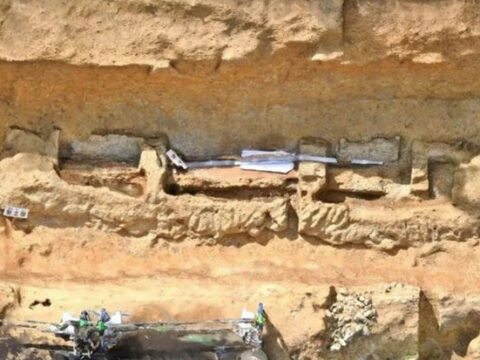 Yaponiyada arxeoloji qazıntı zamanı nəhəng polad qılınc aşkar edildi