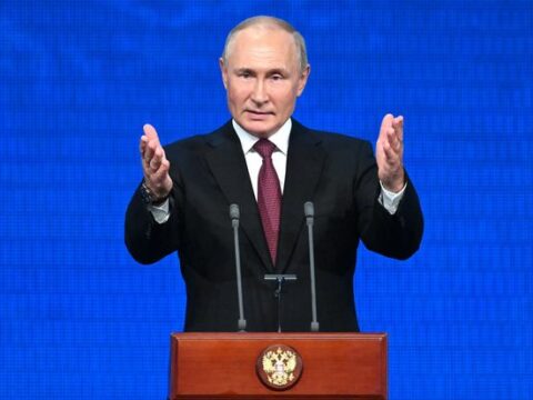 Putinin təsdiqlədiyi yeni sənəd: Rusiya “barıt çəlləkləri”ni odlayır