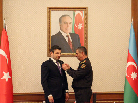 Zakir Həsənov Selçuk Bayraktarı təltif etdi