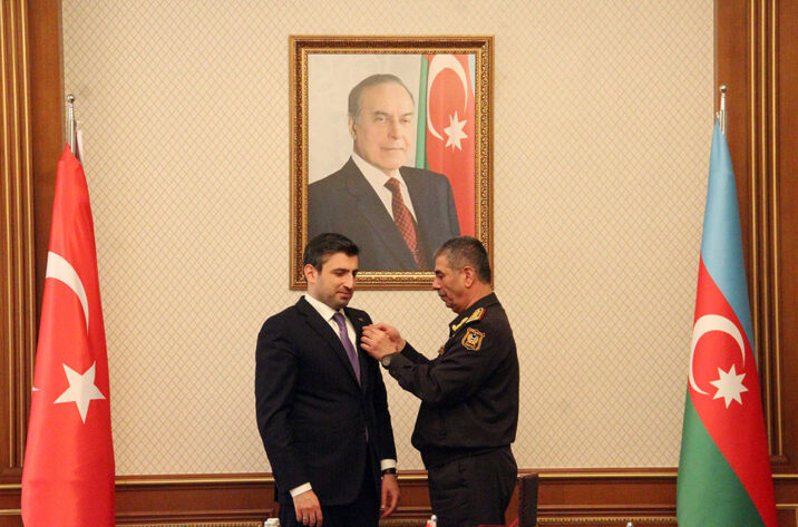 Zakir Həsənov Selçuk Bayraktarı təltif etdi