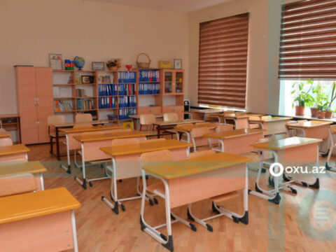 Dərsə gecikən şagirdin döşəmə sildiyi, tualet xəbərdarlığı aldığı məktəbin direktoru CƏZALANDIRILDI