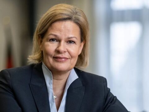Almaniyanın daxili işlər nazir ukraynalı qaçqınların müdafiəsinə qalxdı
