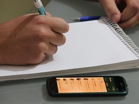 Özü ilə telefon gətirən 5 şagird imtahandan xaric olunub