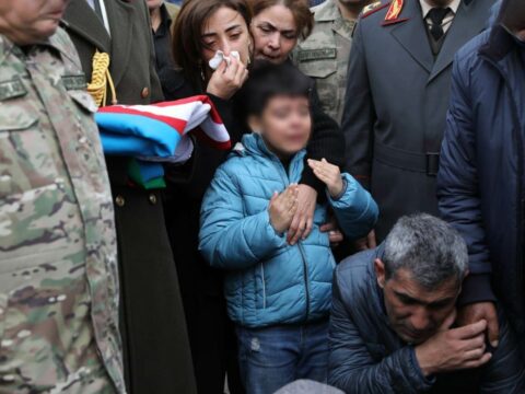 Atasının məzara qoyulma anını görmək azyaşlı uşağa ağır travma yaşadır