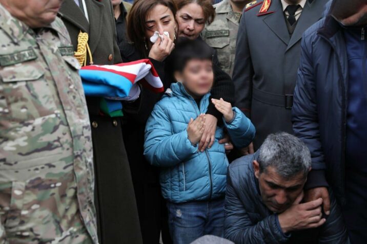 Atasının məzara qoyulma anını görmək azyaşlı uşağa ağır travma yaşadır