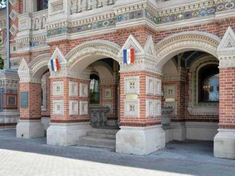 Fransanın Moskvadakı səfirliyinə içərisində sümüklər olan bağlama göndərildi