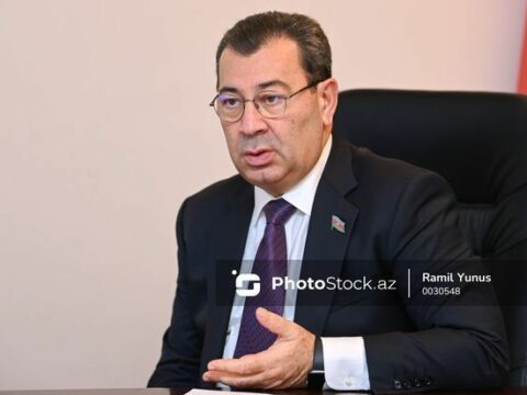 Səməd Seyidov İrəvanda bayrağımızın yandırılmasından yazdı: “Danışıqlar prosesinə də bu cür yanaşırlar”